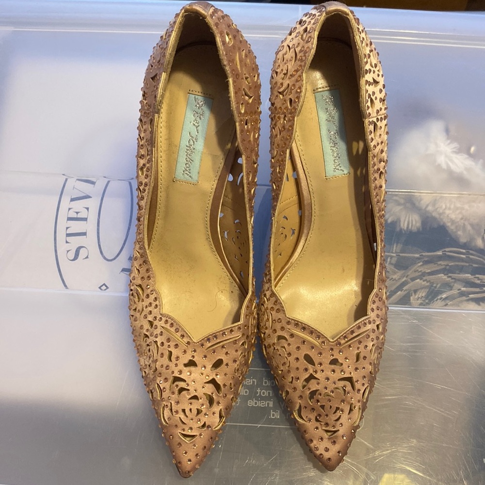 Betsy Johnson light pink satin pumps